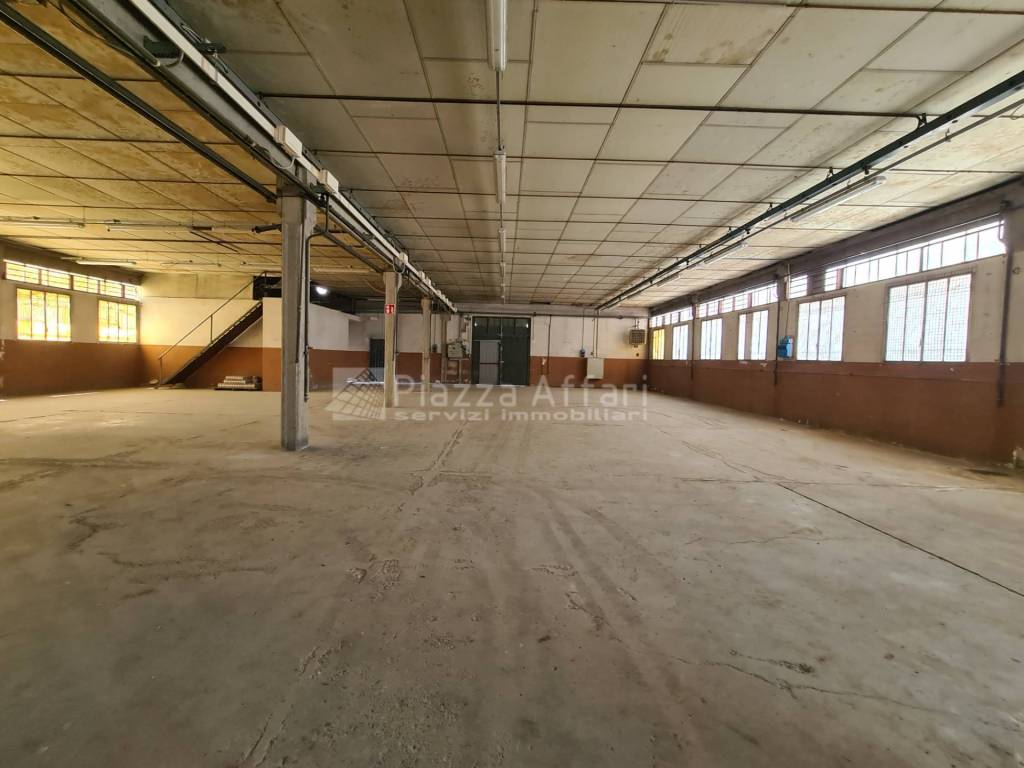 locale commerciale in vendita a Cavriago