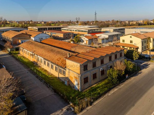 locale commerciale in vendita a Cavriago