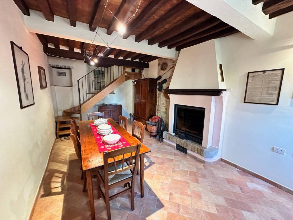 casa indipendente in vendita a Canossa in zona Ciano d'Enza