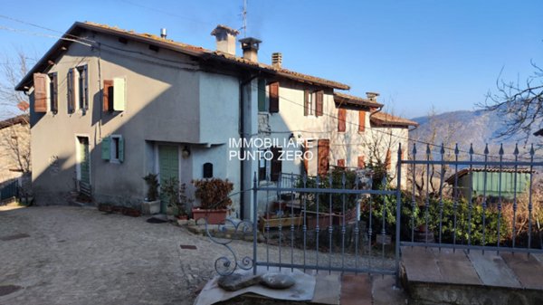 casa indipendente in vendita a Canossa in zona Ciano d'Enza