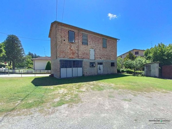 locale commerciale in vendita a Canossa