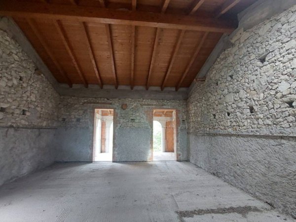 intera palazzina in vendita a Canossa