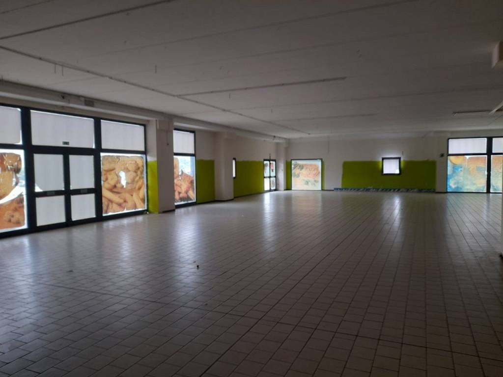 locale commerciale in vendita a Canossa