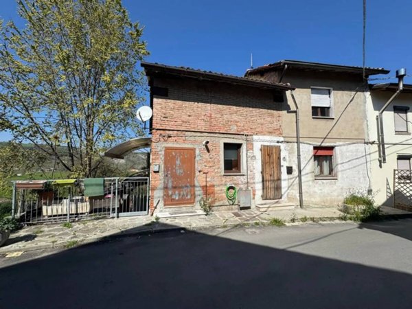 casa indipendente in vendita a Canossa in zona Ciano d'Enza