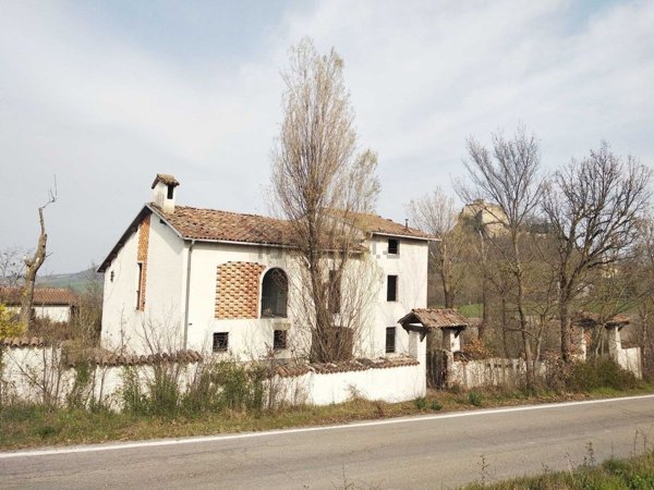 casa indipendente in vendita a Canossa in zona Rossena