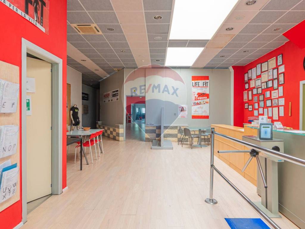 negozio in vendita a Canossa