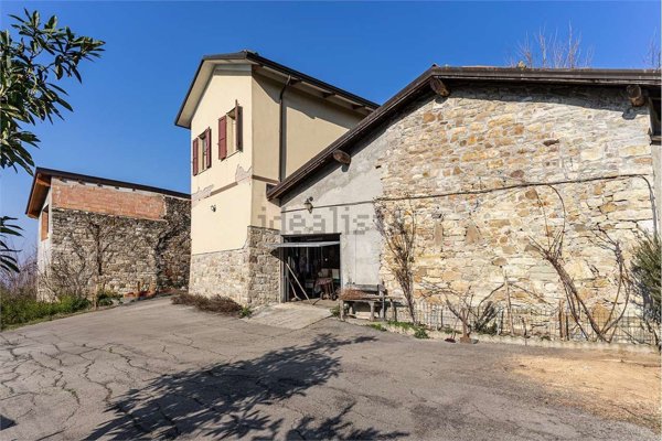 esavano in vendita a Canossa in zona Solara