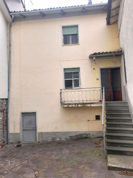 appartamento in vendita a Canossa in zona Roncovetro