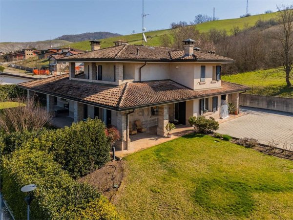 casa indipendente in vendita a Canossa in zona Ciano d'Enza