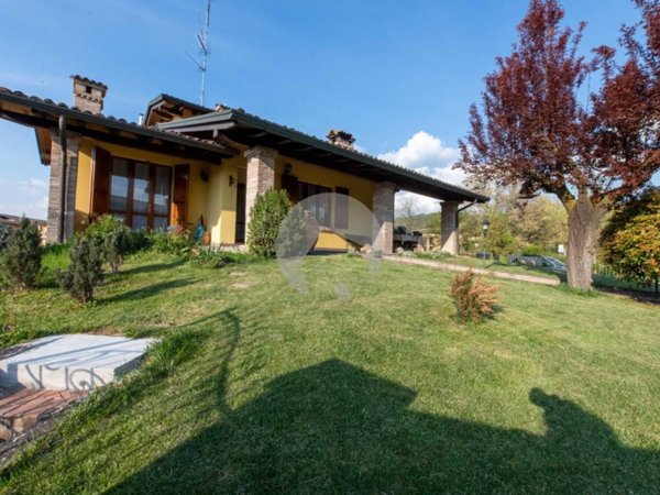 casa indipendente in vendita a Canossa in zona Ciano d'Enza