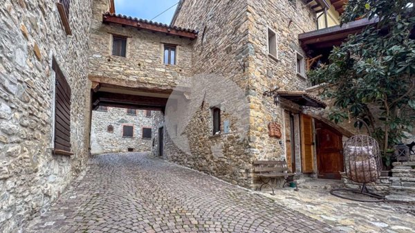 appartamento in vendita a Canossa in zona Cerezzola