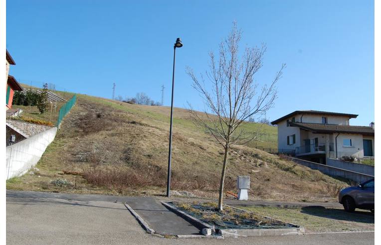 terreno edificabile in vendita a Canossa in zona Ciano d'Enza