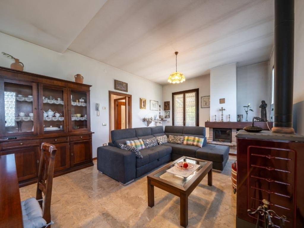 casa indipendente in vendita a Canossa in zona Ciano d'Enza