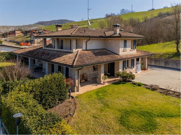 casa indipendente in vendita a Canossa in zona Ciano d'Enza