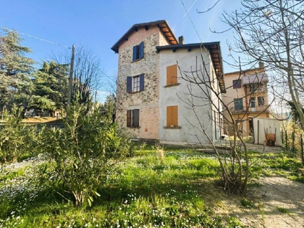 casa indipendente in vendita a Canossa in zona Ciano d'Enza