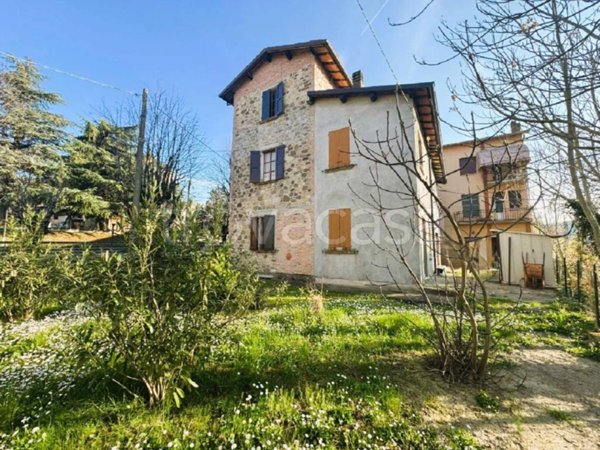 casa indipendente in vendita a Canossa in zona Ciano d'Enza