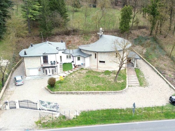 casa indipendente in vendita a Canossa in zona Ciano d'Enza