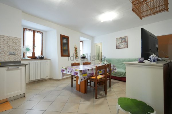 casa indipendente in vendita a Canossa in zona Ciano d'Enza