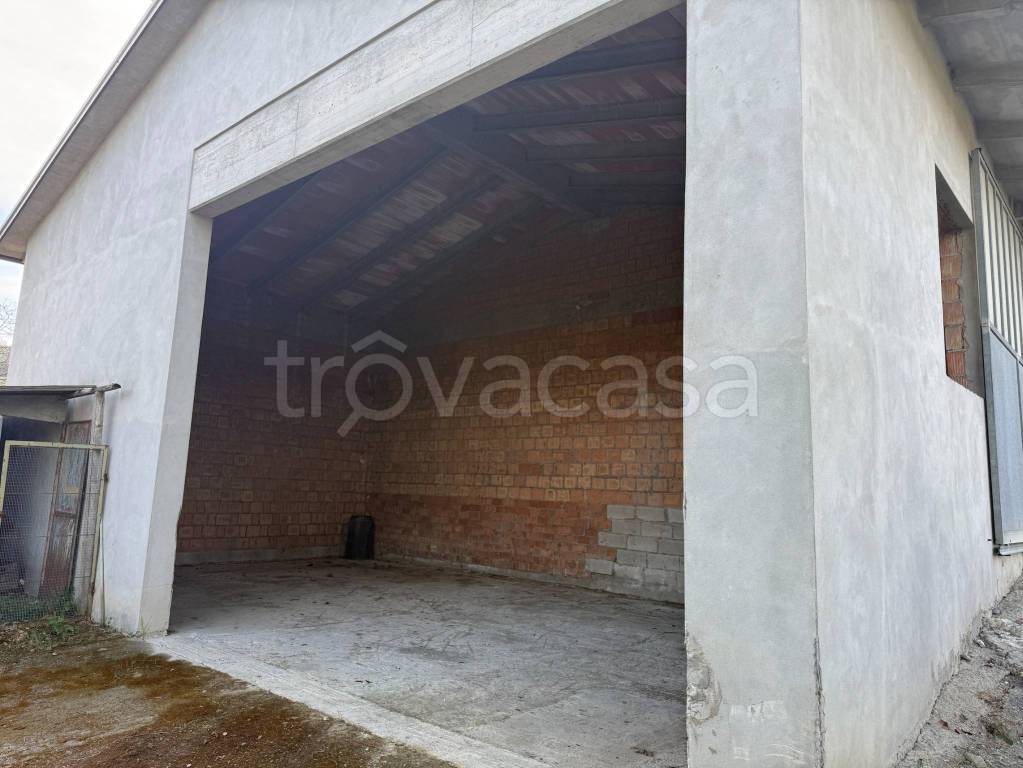 locale commerciale in vendita a Canossa