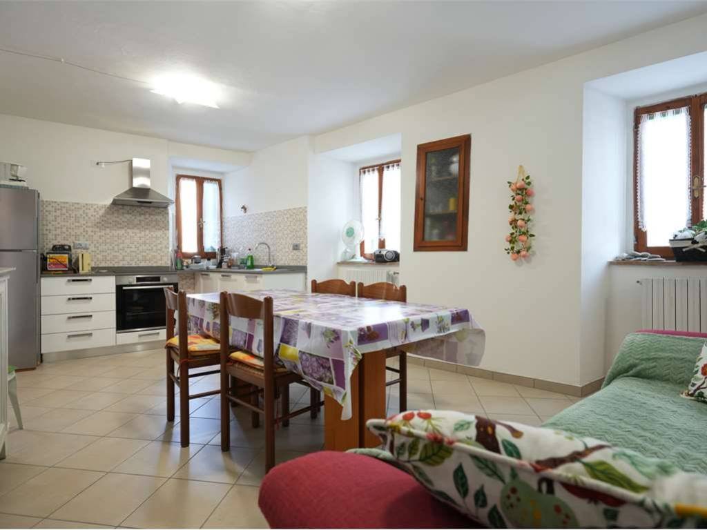 casa indipendente in vendita a Canossa in zona Ciano d'Enza
