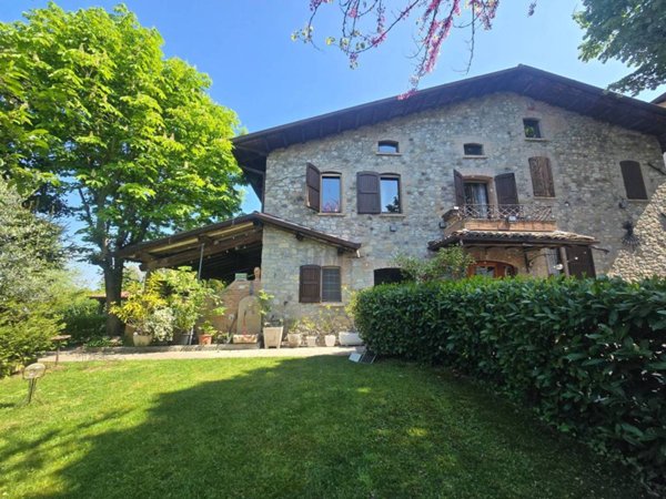 casa indipendente in vendita a Canossa in zona Ciano d'Enza