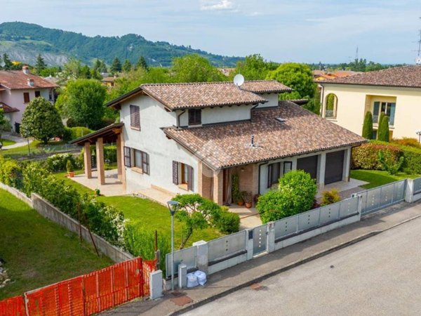casa indipendente in vendita a Canossa in zona Ciano d'Enza