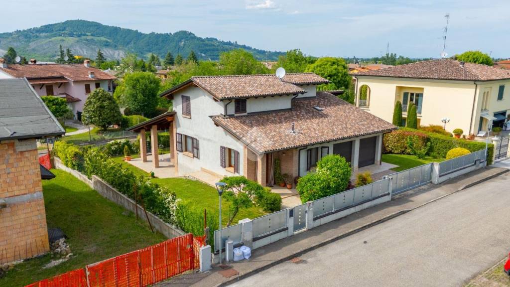 casa indipendente in vendita a Canossa in zona Ciano d'Enza