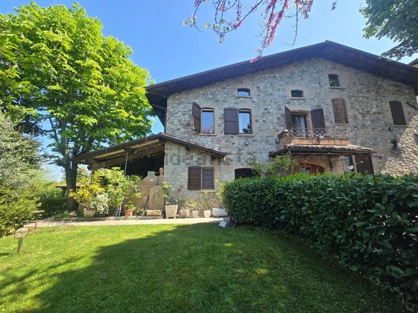 casa indipendente in vendita a Canossa