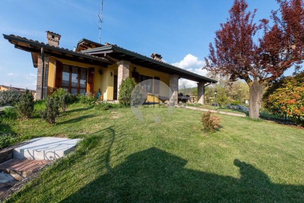 casa indipendente in vendita a Canossa in zona Ciano d'Enza