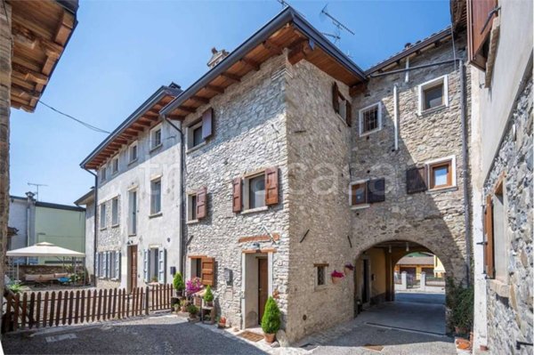 casa indipendente in vendita a Canossa in zona Ciano d'Enza
