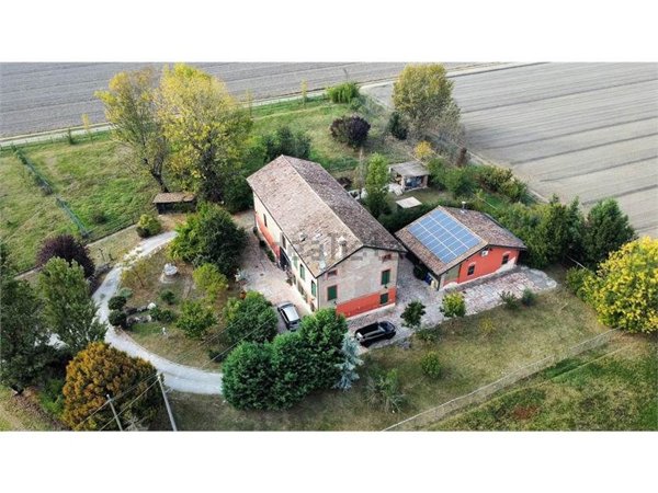 esavano in vendita a Correggio