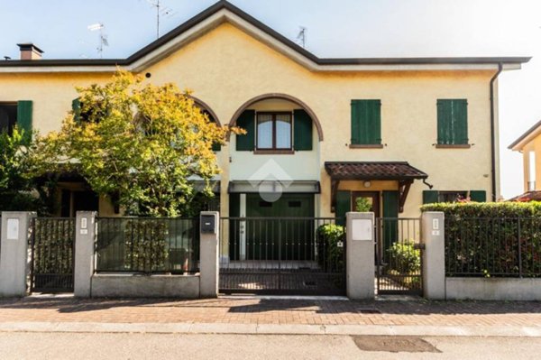 casa indipendente in vendita a Correggio in zona Mandrio