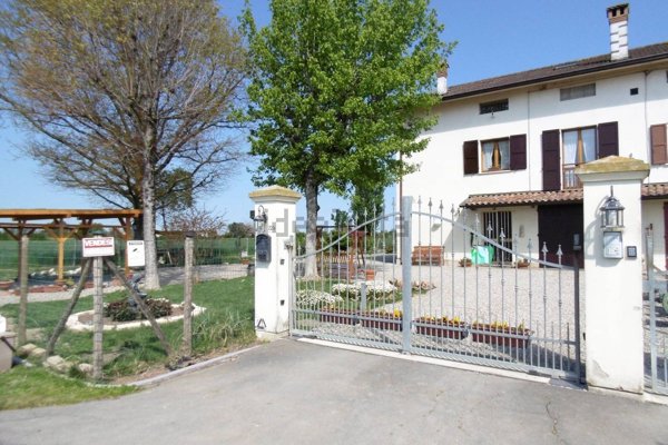 esavano in vendita a Correggio