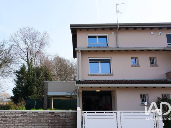 casa indipendente in vendita a Correggio in zona Budrio