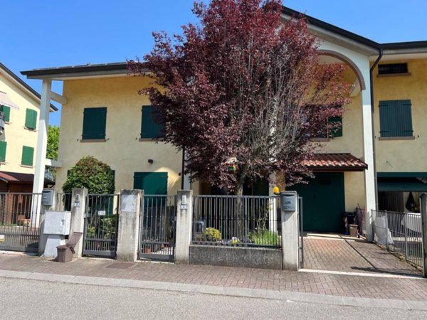 casa indipendente in vendita a Correggio in zona Mandrio