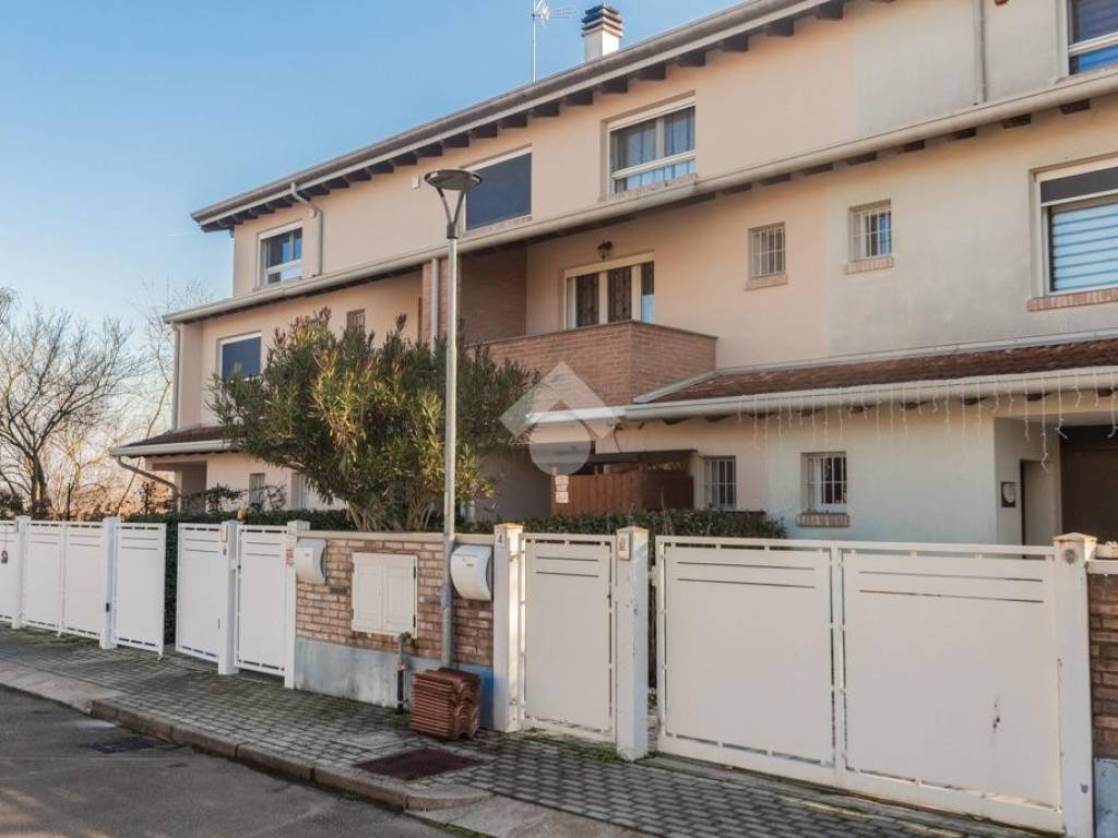 casa indipendente in vendita a Correggio in zona Budrio