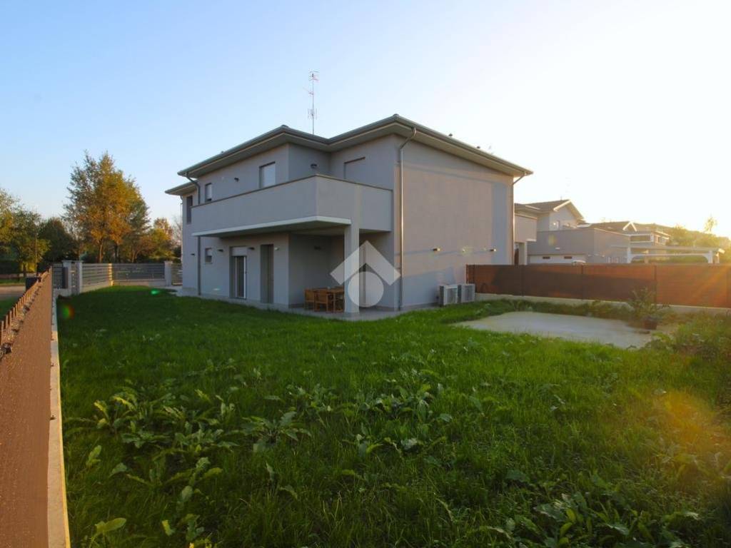 casa indipendente in vendita a Fabbrico