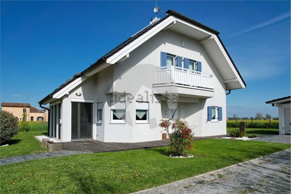 casa indipendente in vendita a Gattatico