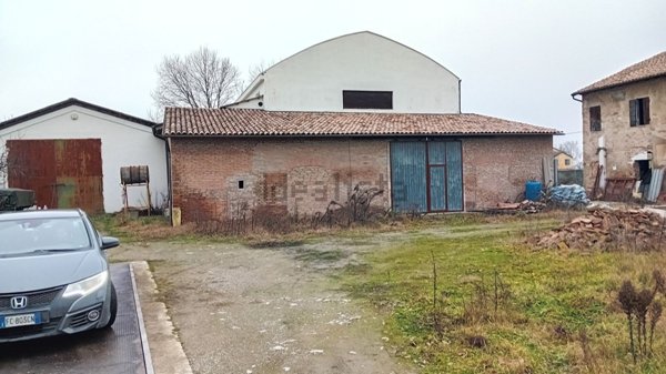 locale di sgombero in vendita a Gattatico