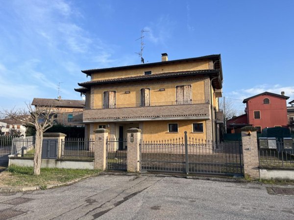 appartamento in vendita a Gualtieri in zona Santa Vittoria
