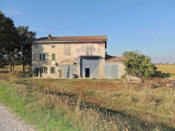 casa indipendente in vendita a Gualtieri in zona Santa Vittoria