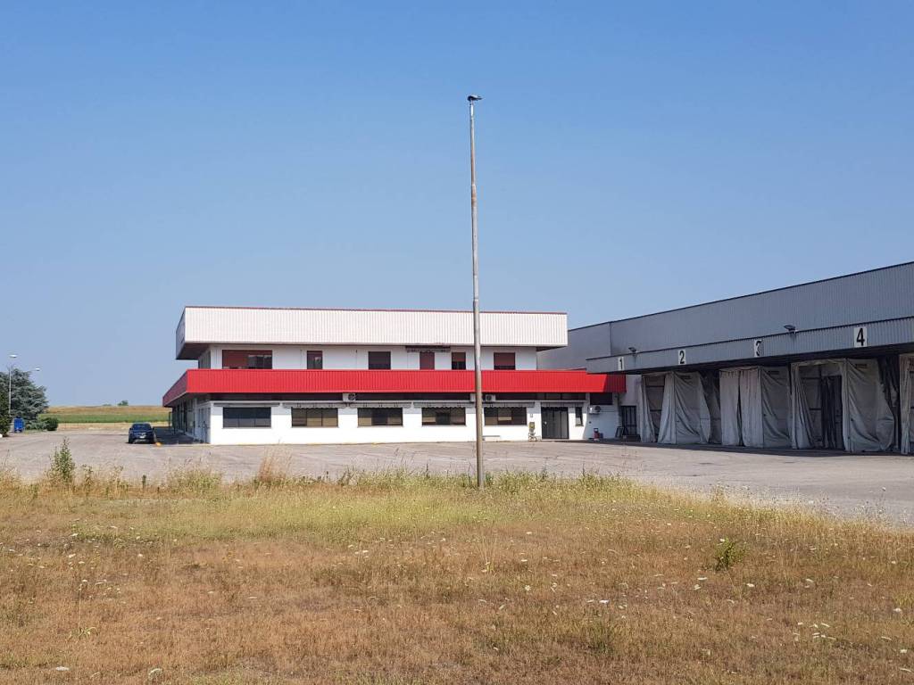 locale commerciale in vendita a Gualtieri