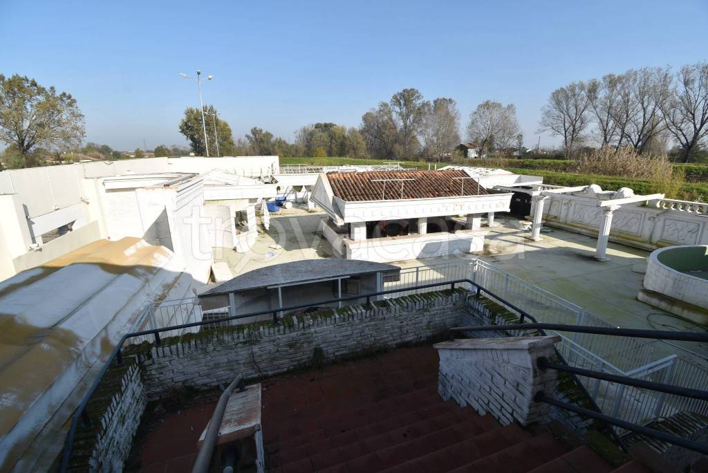 negozio in vendita a Gualtieri in zona Santa Vittoria