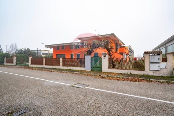 casa indipendente in vendita a Gualtieri