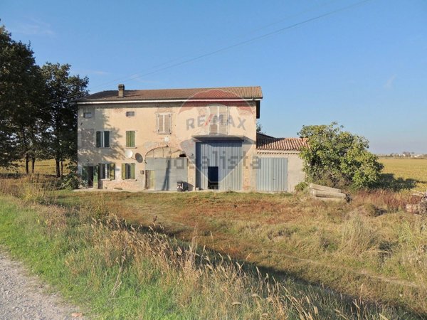 casa indipendente in vendita a Gualtieri in zona Santa Vittoria