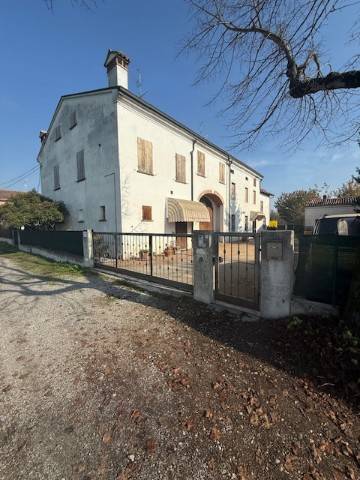 casa indipendente in vendita a Gualtieri in zona Pieve Saliceto