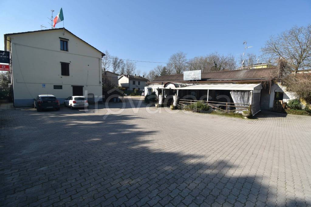negozio in vendita a Gualtieri in zona Santa Vittoria