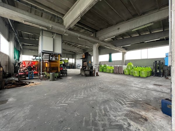 capannone in vendita a Gualtieri