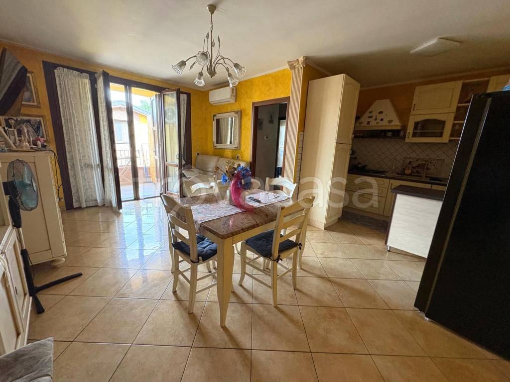 appartamento in vendita a Gualtieri in zona Santa Vittoria