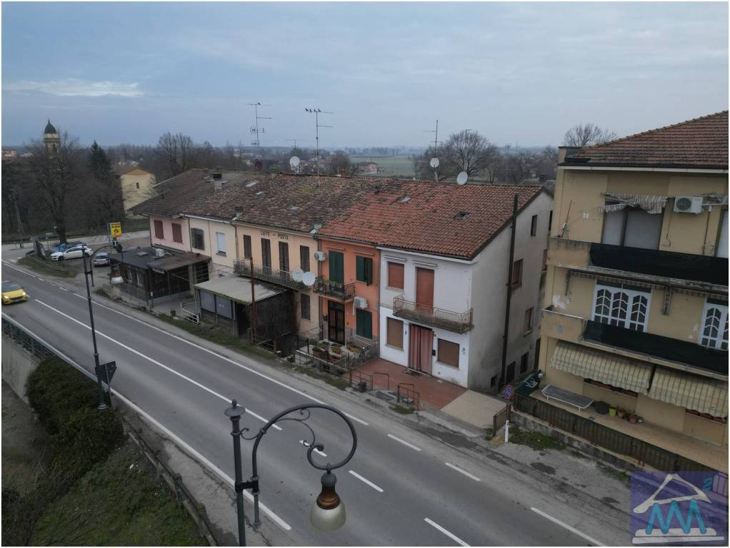 casa indipendente in vendita a Gualtieri in zona Santa Vittoria